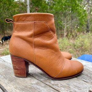 Tom’s leather lined ankle zips up heeled bootie